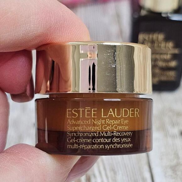 Women's Estee Lauder Set of 6 items, travel size - Picture 4 of 11